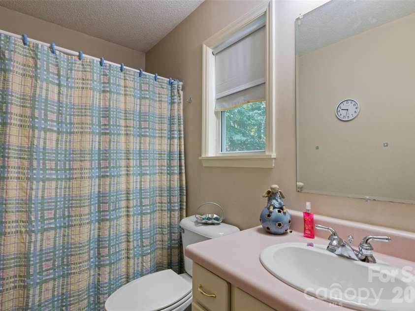 650 Creekside Drive, Maggie Valley, NC 28751.  MLS# CAR4335648, YatesRealty ID 18657. Second bathroom on main floor allows for easy living and efficiency 