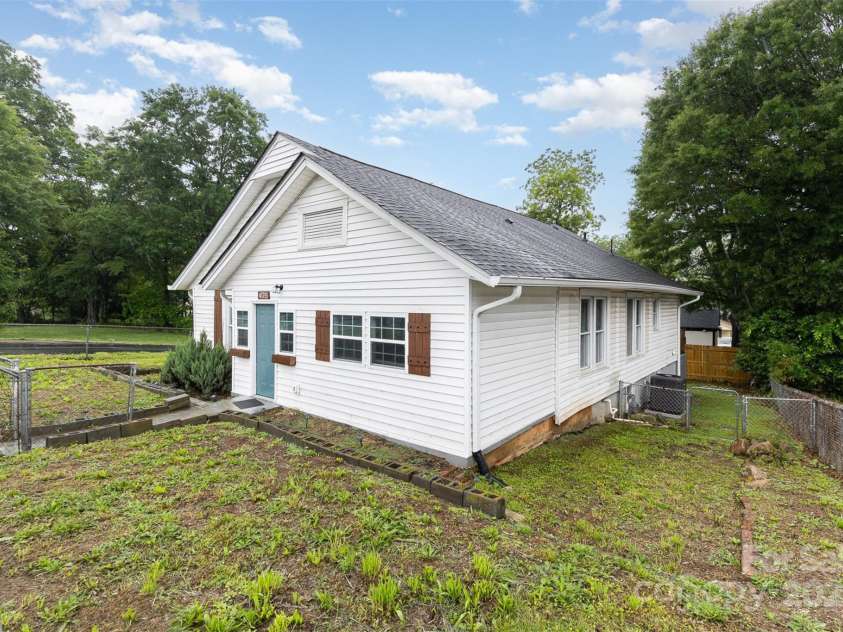 417 Broad Street, Gastonia, NC 28052.  MLS# CAR4257923, YatesRealty ID 18658. 