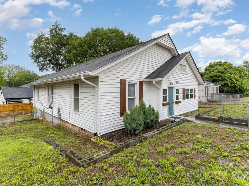417 Broad Street, Gastonia, NC 28052.  MLS# CAR4257923, YatesRealty ID 18658. 