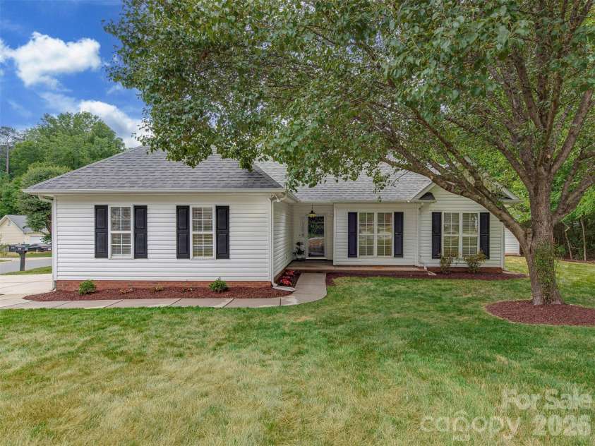 9221 Forest Green Drive, Charlotte, NC 28227.  MLS# CAR4376367, YatesRealty ID 18658. 