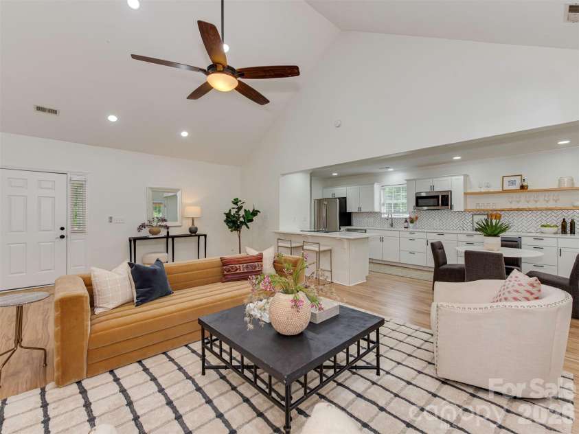 9221 Forest Green Drive, Charlotte, NC 28227.  MLS# CAR4376367, YatesRealty ID 18658. 