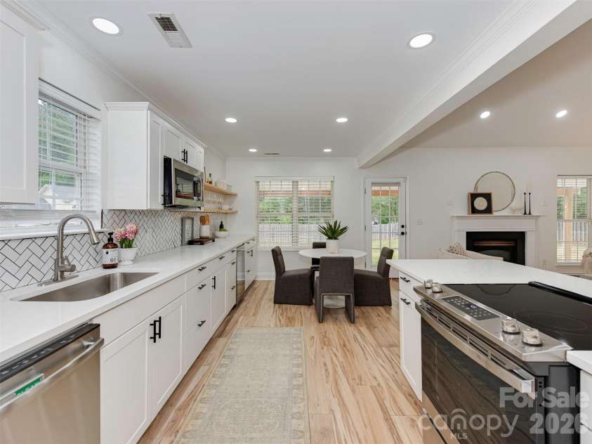 9221 Forest Green Drive, Charlotte, NC 28227.  MLS# CAR4376367, YatesRealty ID 18658. 