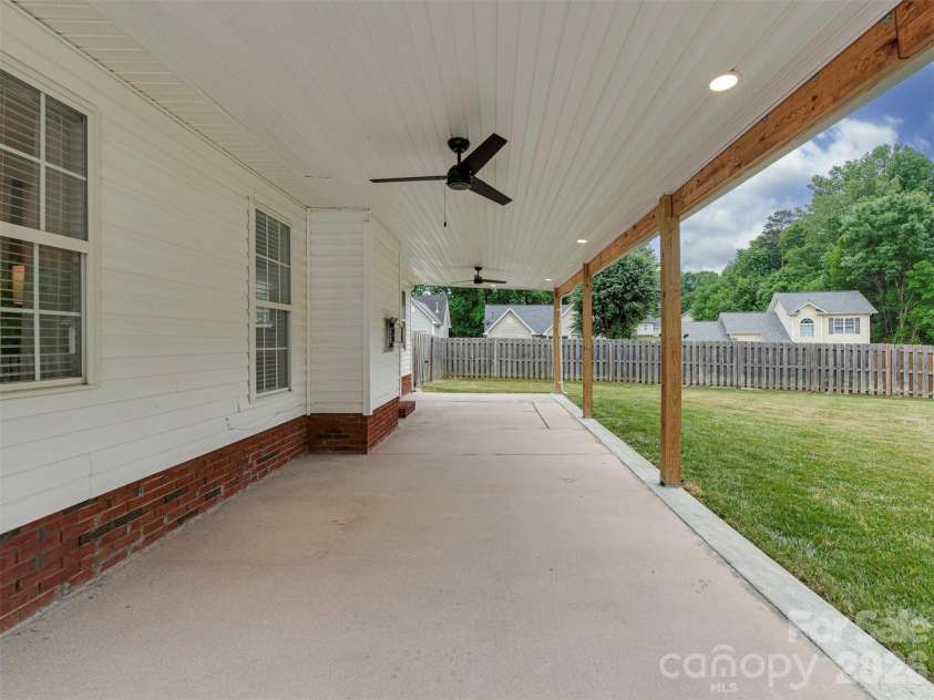 9221 Forest Green Drive, Charlotte, NC 28227.  MLS# CAR4376367, YatesRealty ID 18658. 
