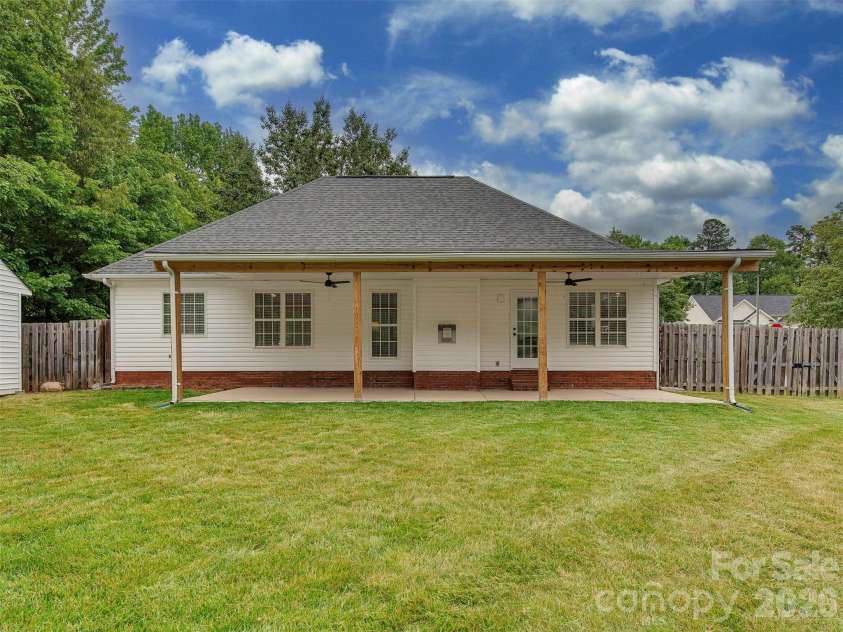9221 Forest Green Drive, Charlotte, NC 28227.  MLS# CAR4376367, YatesRealty ID 18658. 