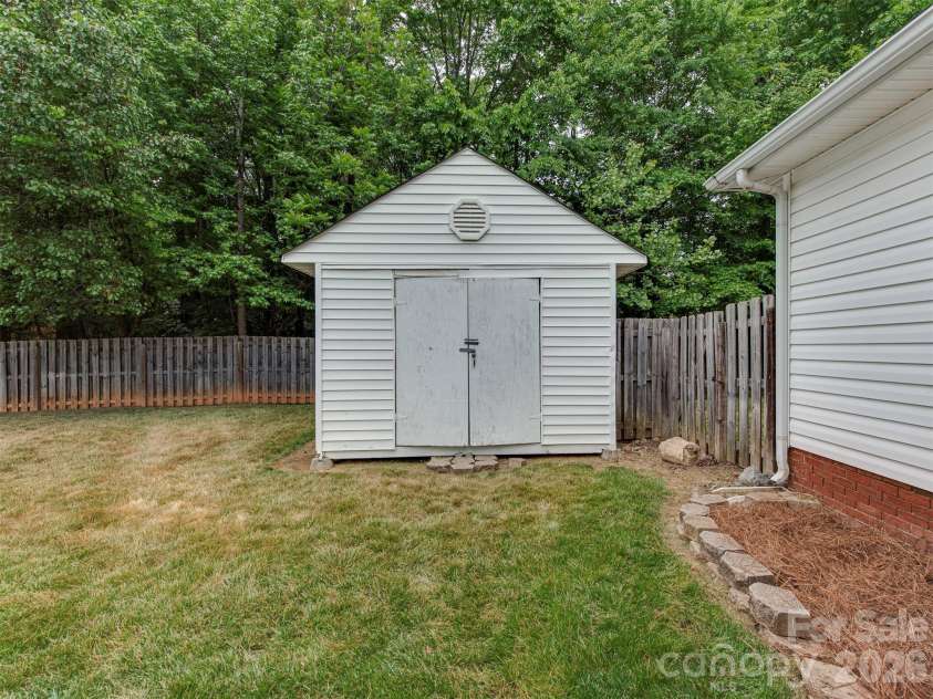 9221 Forest Green Drive, Charlotte, NC 28227.  MLS# CAR4376367, YatesRealty ID 18658. 