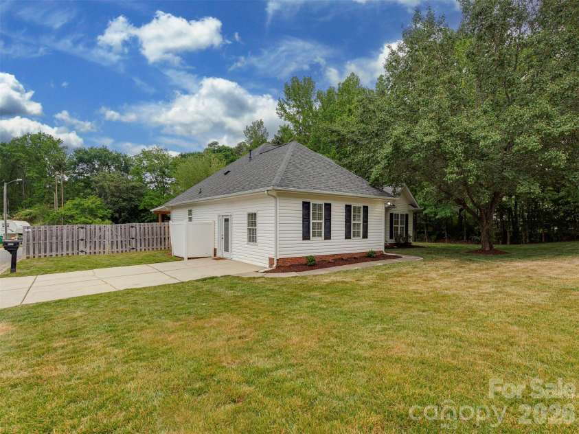 9221 Forest Green Drive, Charlotte, NC 28227.  MLS# CAR4376367, YatesRealty ID 18658. 