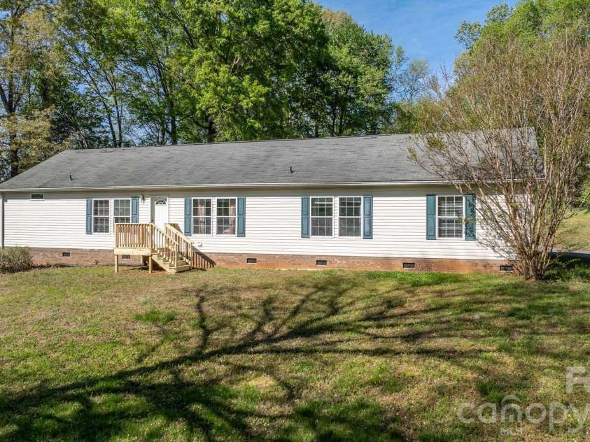3634 Hillview Drive, Conover, NC 28613.  MLS# CAR4369211, YatesRealty ID 18659. 