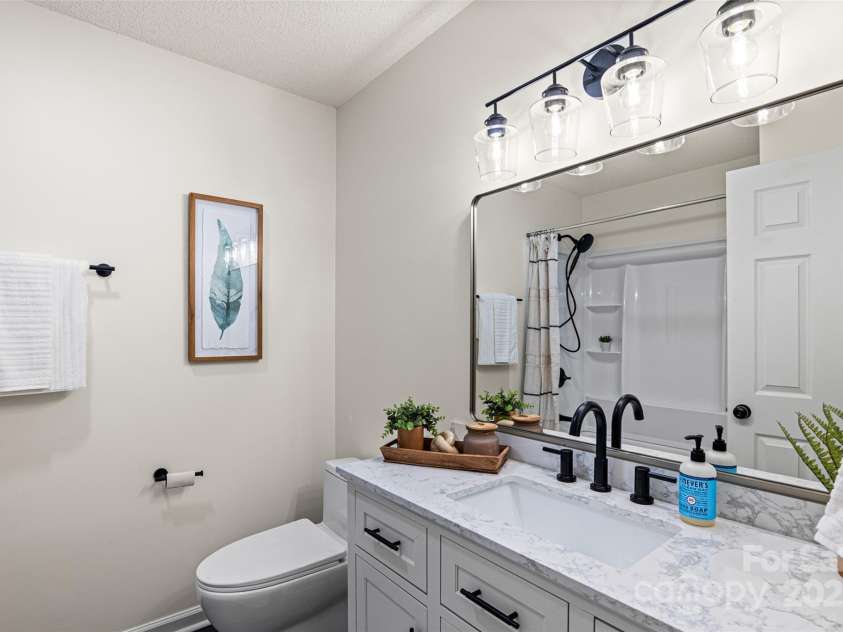 10 Evening Shade Drive, Weaverville, NC 28787.  MLS# CAR4308773, YatesRealty ID 1866. Guest Bath