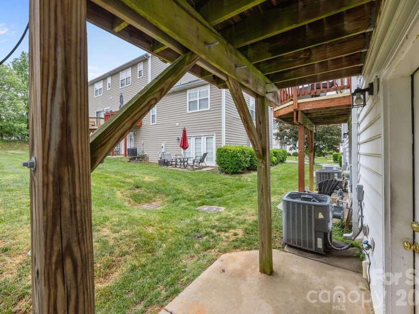 2750 Avalon Loop Road, Charlotte, NC 28269.  MLS# CAR4376282, YatesRealty ID 18660. 1st level patio.