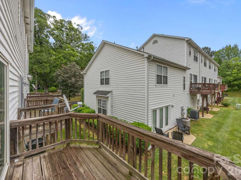 2750 Avalon Loop Road, Charlotte, NC 28269.  MLS# CAR4376282, YatesRealty ID 18660. 