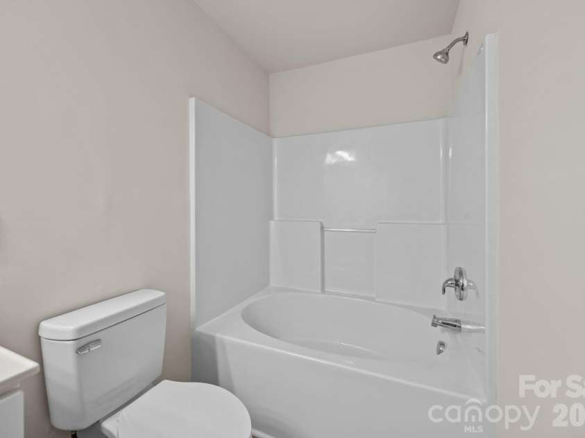 2750 Avalon Loop Road, Charlotte, NC 28269.  MLS# CAR4376282, YatesRealty ID 18660. Close up pic for garden tub.