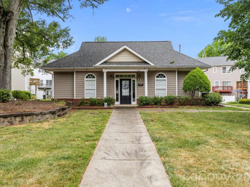 2750 Avalon Loop Road, Charlotte, NC 28269.  MLS# CAR4376282, YatesRealty ID 18660. Community Clubhouse
