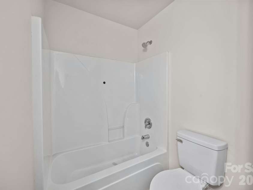 2750 Avalon Loop Road, Charlotte, NC 28269.  MLS# CAR4376282, YatesRealty ID 18660. Full bath upper level for the 2nd bedroom