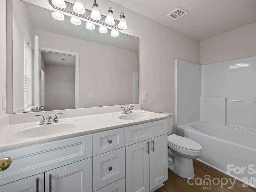 2750 Avalon Loop Road, Charlotte, NC 28269.  MLS# CAR4376282, YatesRealty ID 18660. Owners double vanity bath, new floors, soaking, garden tub, new cabinet and lighting.