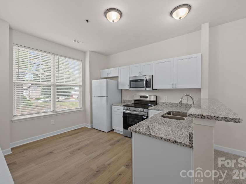 2750 Avalon Loop Road, Charlotte, NC 28269.  MLS# CAR4376282, YatesRealty ID 18660. Tons of natural sunlight with double windows! Wonderful gathering area with open bar to breakfast and living rooms.  