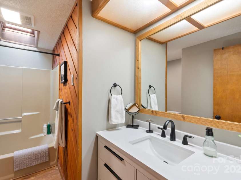 573 Countryside Drive, Waynesville, NC 28785.  MLS# CAR4244460, YatesRealty ID 18661. Full Bathroom Upstairs