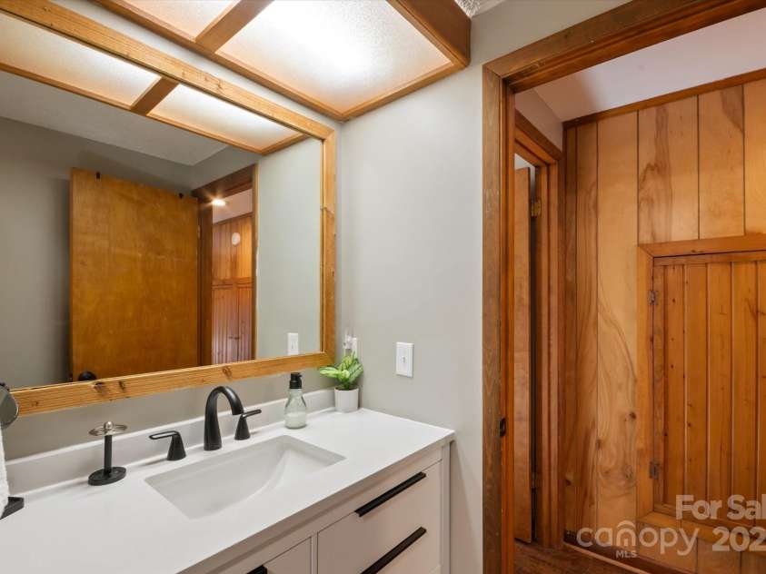 573 Countryside Drive, Waynesville, NC 28785.  MLS# CAR4244460, YatesRealty ID 18661. Full Bathroom Upstairs