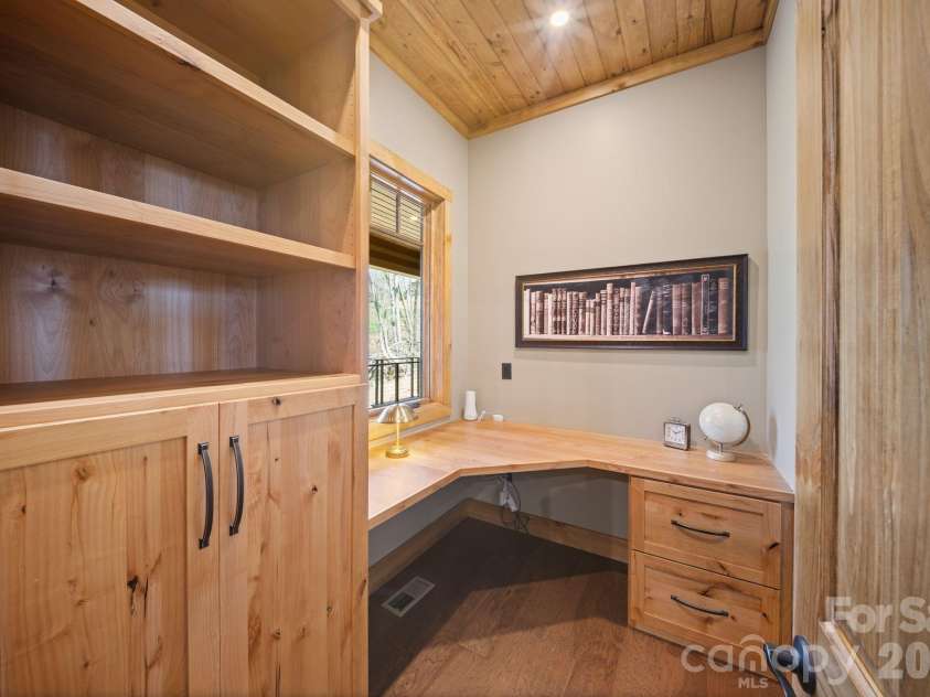 296 Austin Mountain Drive, Burnsville, NC 28714.  MLS# CAR4360900, YatesRealty ID 18662. 