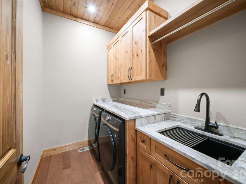 296 Austin Mountain Drive, Burnsville, NC 28714.  MLS# CAR4360900, YatesRealty ID 18662. 