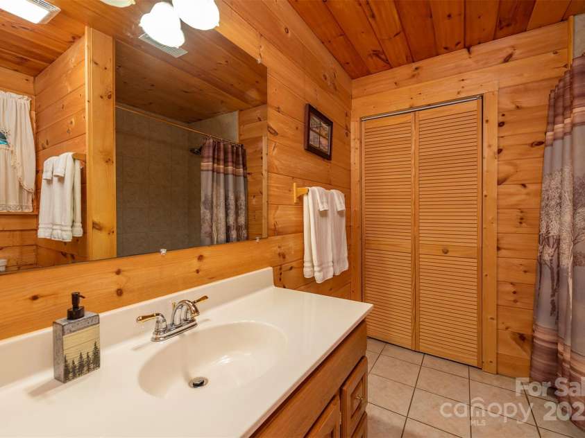 45 Ginger Lane, Waynesville, NC 28785.  MLS# CAR4256297, YatesRealty ID 18665. 