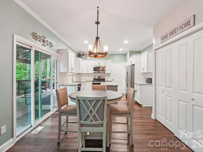 589 Newport Drive, Mount Gilead, NC 27306.  MLS# CAR4306770, YatesRealty ID 18667. Breakfast Area
