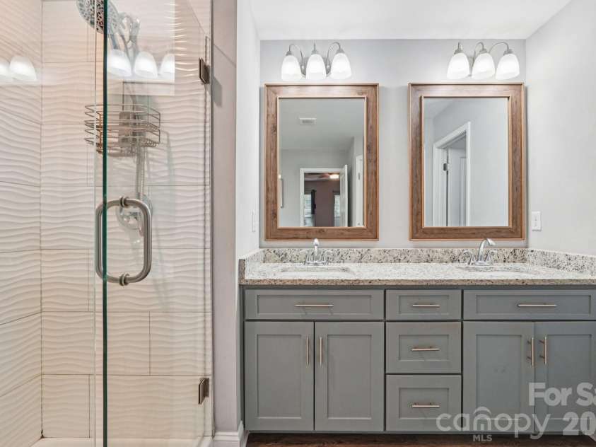 589 Newport Drive, Mount Gilead, NC 27306.  MLS# CAR4306770, YatesRealty ID 18667. Primary Suite Bathroom