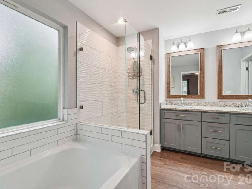 589 Newport Drive, Mount Gilead, NC 27306.  MLS# CAR4306770, YatesRealty ID 18667. Primary Suite Bathroom
