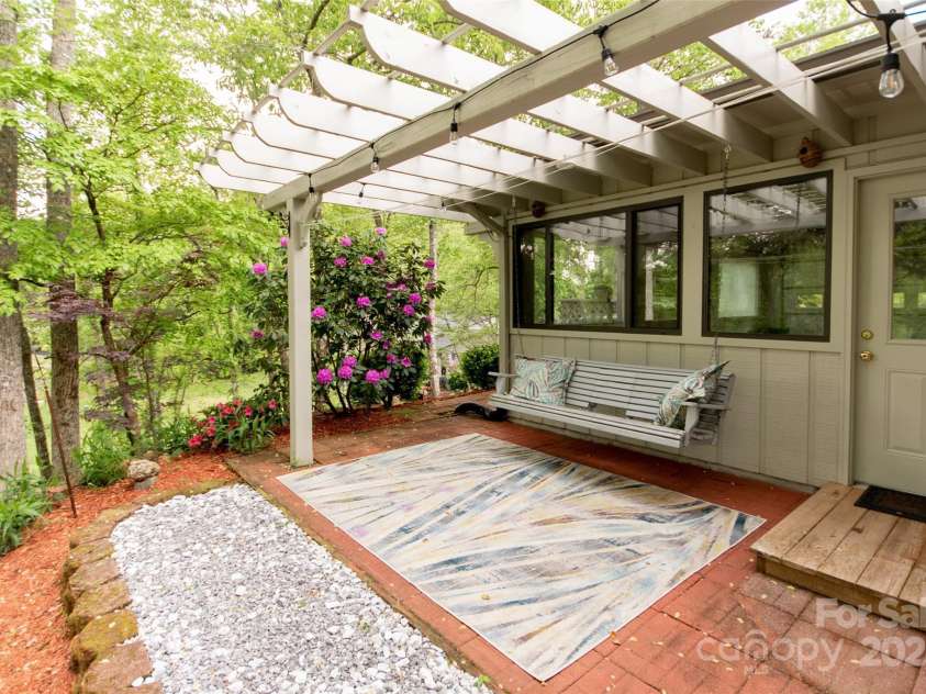 775B Oak Creek Road, Franklin, NC 28734.  MLS# CAR4252591, YatesRealty ID 18667. 