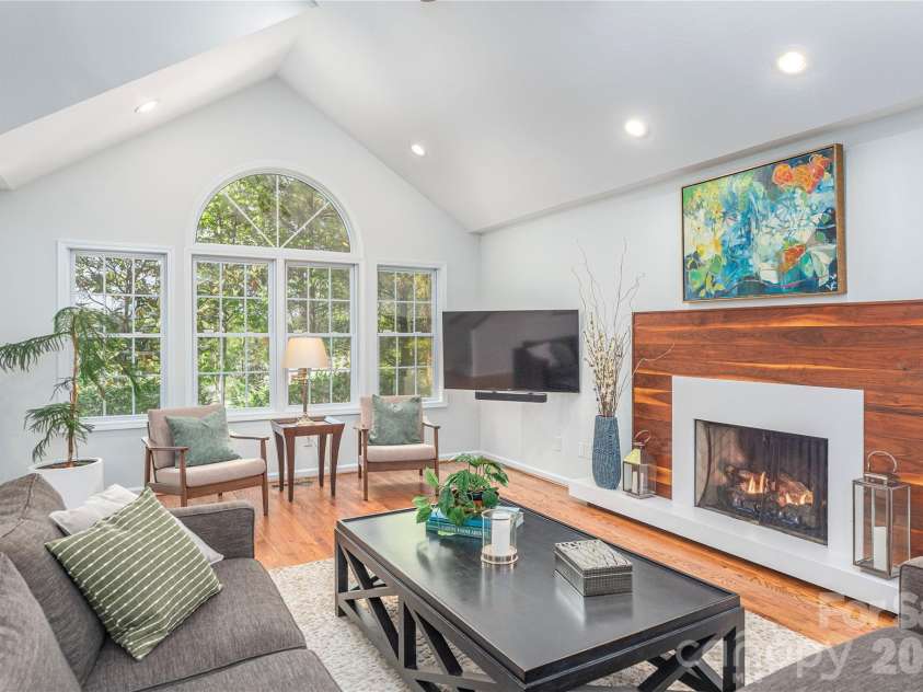 196 Rockhold Drive, Asheville, NC 28804.  MLS# CAR4374613, YatesRealty ID 18669. 