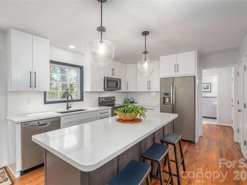 196 Rockhold Drive, Asheville, NC 28804.  MLS# CAR4374613, YatesRealty ID 18669. 