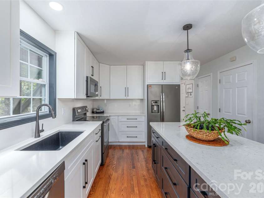 196 Rockhold Drive, Asheville, NC 28804.  MLS# CAR4374613, YatesRealty ID 18669. 