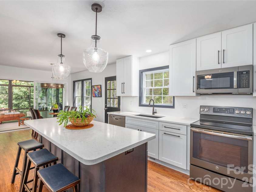 196 Rockhold Drive, Asheville, NC 28804.  MLS# CAR4374613, YatesRealty ID 18669. 