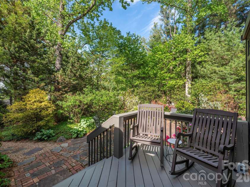 196 Rockhold Drive, Asheville, NC 28804.  MLS# CAR4374613, YatesRealty ID 18669. 