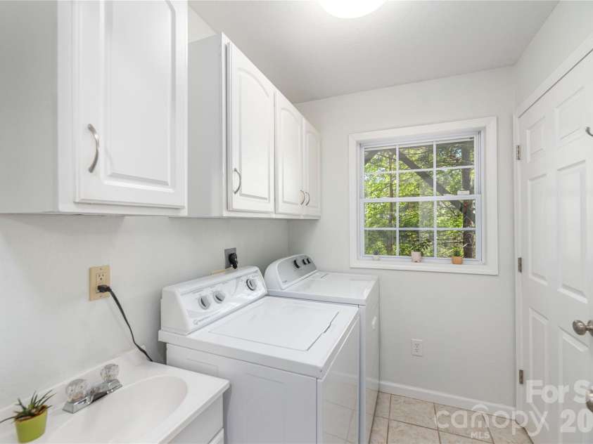 196 Rockhold Drive, Asheville, NC 28804.  MLS# CAR4374613, YatesRealty ID 18669. 