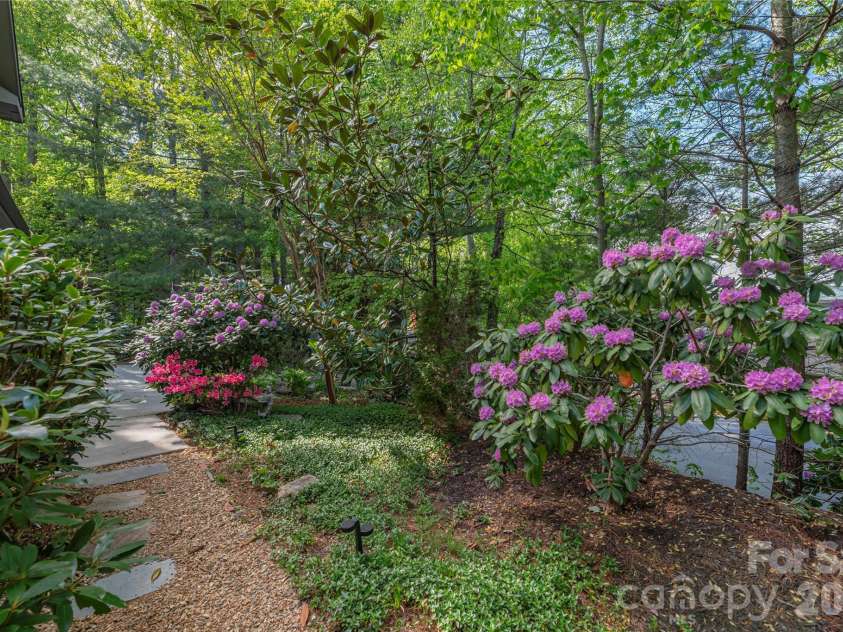 196 Rockhold Drive, Asheville, NC 28804.  MLS# CAR4374613, YatesRealty ID 18669. 