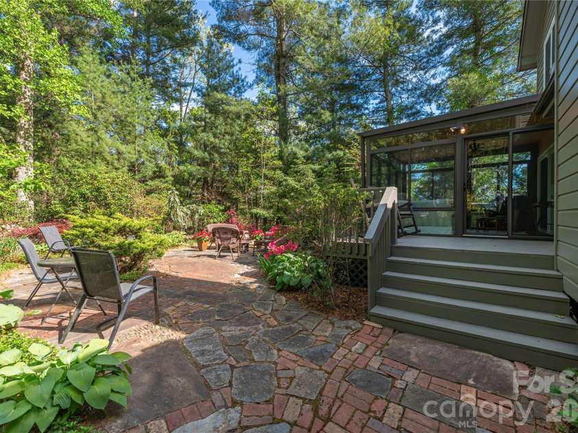 196 Rockhold Drive, Asheville, NC 28804.  MLS# CAR4374613, YatesRealty ID 18669. 