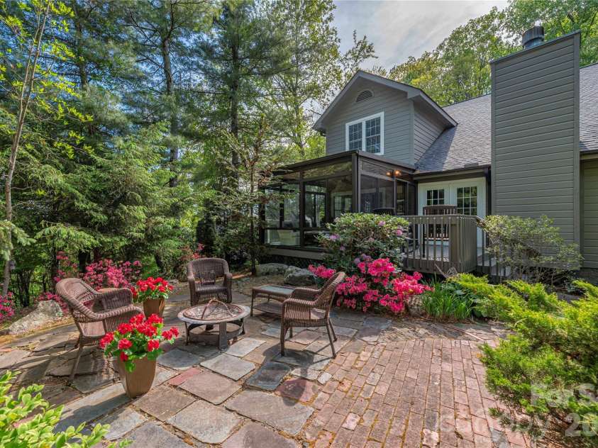 196 Rockhold Drive, Asheville, NC 28804.  MLS# CAR4374613, YatesRealty ID 18669. 