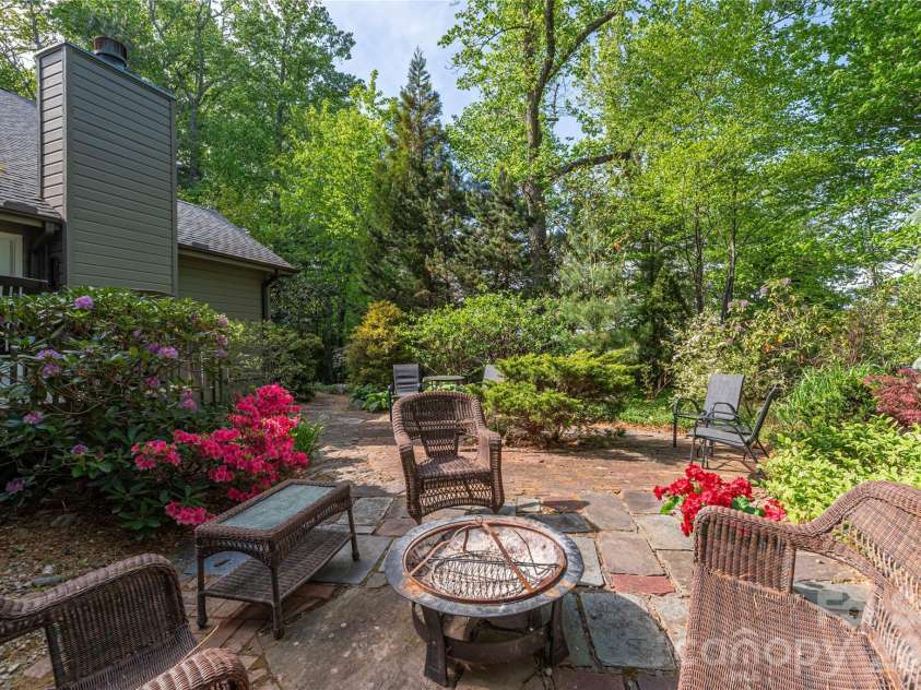 196 Rockhold Drive, Asheville, NC 28804.  MLS# CAR4374613, YatesRealty ID 18669. 
