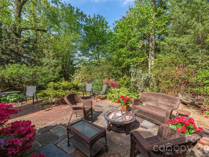 196 Rockhold Drive, Asheville, NC 28804.  MLS# CAR4374613, YatesRealty ID 18669. 