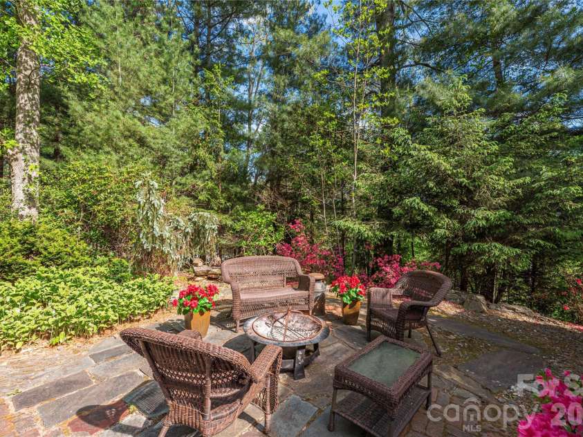 196 Rockhold Drive, Asheville, NC 28804.  MLS# CAR4374613, YatesRealty ID 18669. 