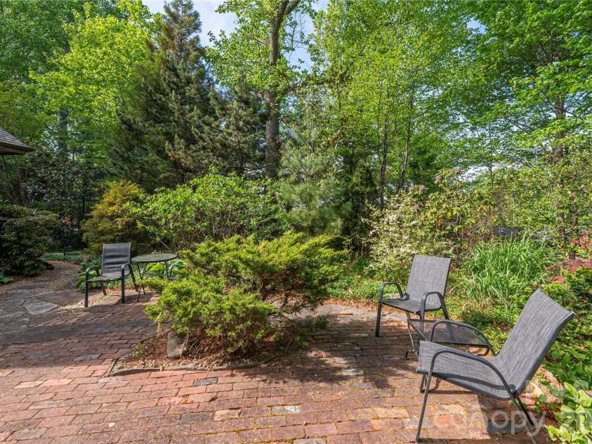 196 Rockhold Drive, Asheville, NC 28804.  MLS# CAR4374613, YatesRealty ID 18669. 