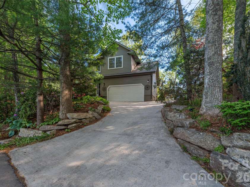 196 Rockhold Drive, Asheville, NC 28804.  MLS# CAR4374613, YatesRealty ID 18669. 