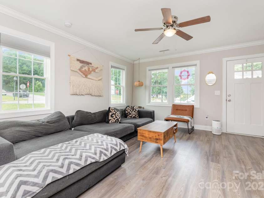 3965 Hemingway Drive, Hickory, NC 28601.  MLS# CAR4266382, YatesRealty ID 18669. 