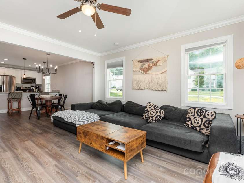 3965 Hemingway Drive, Hickory, NC 28601.  MLS# CAR4266382, YatesRealty ID 18669. 