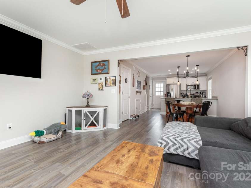 3965 Hemingway Drive, Hickory, NC 28601.  MLS# CAR4266382, YatesRealty ID 18669. 