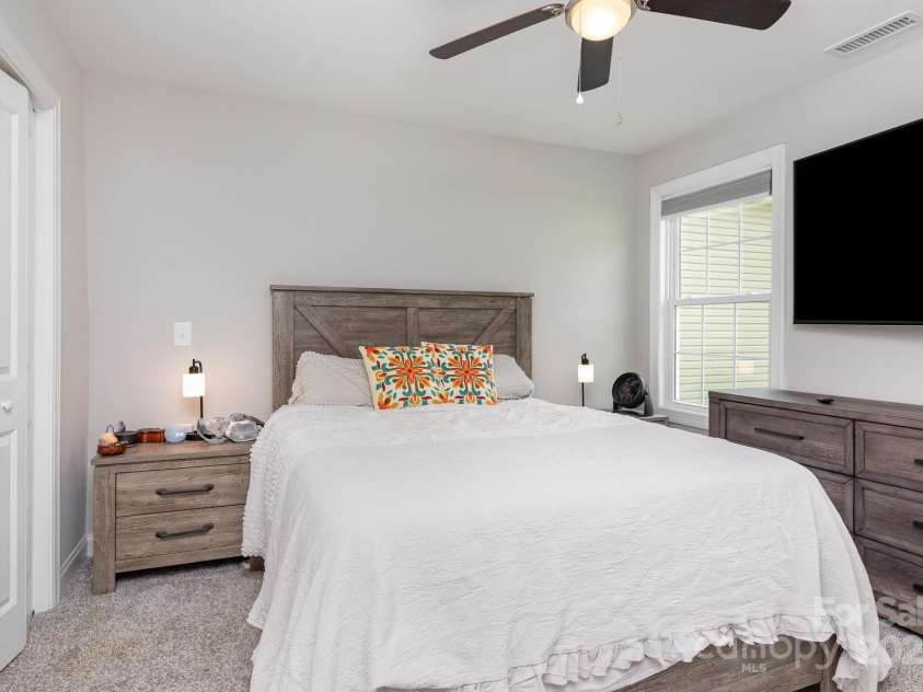 3965 Hemingway Drive, Hickory, NC 28601.  MLS# CAR4266382, YatesRealty ID 18669. 