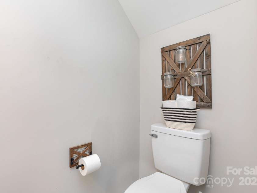 3965 Hemingway Drive, Hickory, NC 28601.  MLS# CAR4266382, YatesRealty ID 18669. 