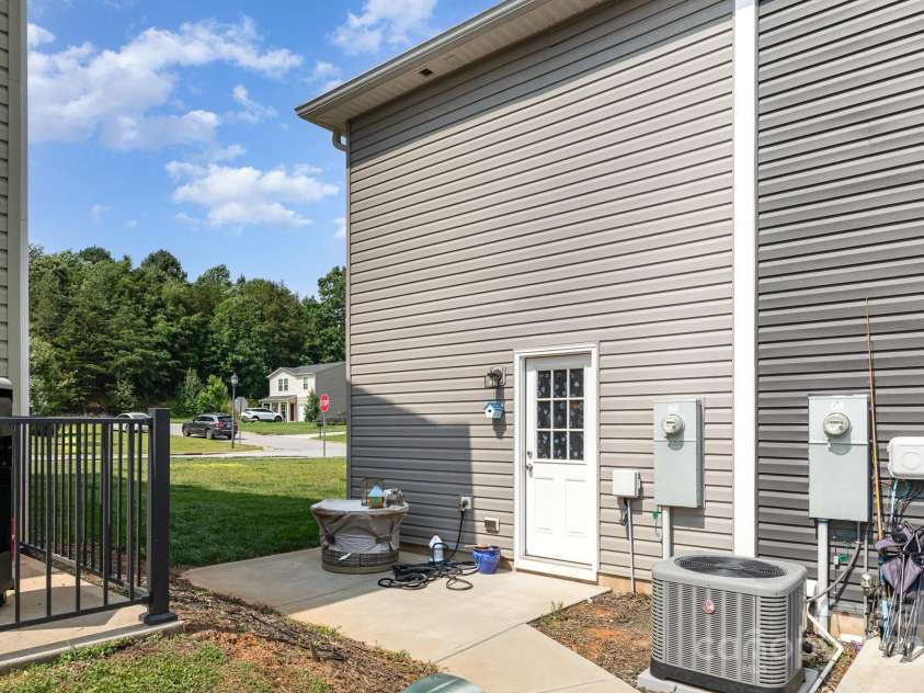 3965 Hemingway Drive, Hickory, NC 28601.  MLS# CAR4266382, YatesRealty ID 18669. 