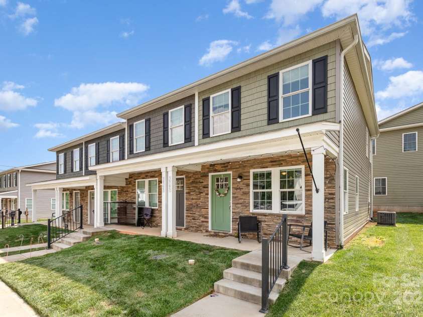 3965 Hemingway Drive, Hickory, NC 28601.  MLS# CAR4266382, YatesRealty ID 18669. 