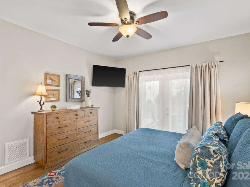 31 Elkmont Drive, Asheville, NC 28804.  MLS# CAR4322772, YatesRealty ID 1867. 